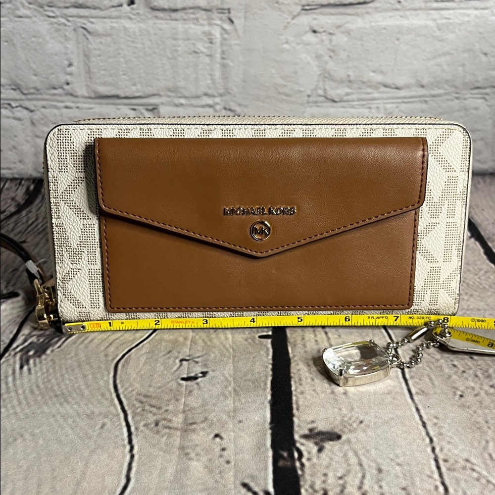 * 🌞Spring Vibes🍀 Michael Kors Jet Set Charm LG Signature Envelope Wallet - Picture 12 of 13